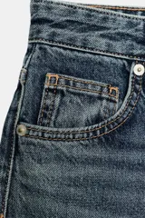 Jeans de tiro alto y estilo wide leg, con diseño de cinco bolsillos, lavado oscuro con efecto desgastado, pierna ancha larga y bajo sin costuras.