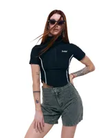 Top negro cropped de gabardina elastizada, con cuello alto, cierre frontal y mangas cortas. Diseño entallado con recortes y costuras a contratono blancas. Logo Temblad en el pecho.