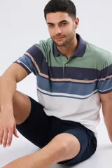 Remera polo de manga corta con diseño de franjas horizontales en tonos verde, azul marino, celeste y beige, y la parte inferior en blanco. Cuenta con cuello clásico y cierre frontal de botones.