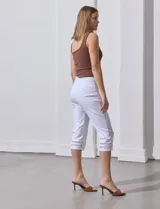 Pantalón capri blanco de gabardina elastizada, marca Ruby Rd. Tiene pretina ancha elastizada, bolsillos simulados en la parte delantera y detalle de puntilla en el ruedo.
