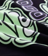Pijama de algodón color negro compuesto por una remera de manga larga con estampa frontal de los Aliens de Toy Story y un pantalón largo con cintura elástica.