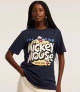 Remera azul marino de algodón con estampa de Mickey Mouse en el frente.