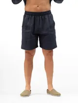 Short de lino con cintura elástica, dos bolsillos laterales y un bolsillo trasero. Diseño holgado y cómodo.