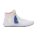 Zapatillas de caña alta Vans x Sesame Street, color blanco con detalles en rosa, verde y celeste. Presentan un dibujo de Elmo en el lateral y un dije de felpa con la letra L.