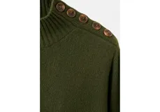 Vestido corto de punto color verde militar, con cuello alto, mangas largas y detalle de botones dorados en el hombro.