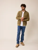 Campera de polar bordó con cierre frontal completo, cuello alto y puños elásticos. Presenta un diseño liso con logo bordado en el pecho.