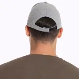 Gorro tipo jockey de fieltro con diseño bicolor, cuerpo gris melange y visera naranja. Presenta una letra M bordada en el frente en color naranja y una etiqueta lateral de cuero con el logo de la marca.
