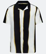 Camisa de viscosa con estampado de rayas verticales en blanco, negro y amarillo. Tiene cuello bowling y corte slim.