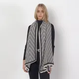 Pashmina rectangular color marrón con diseño de líneas en zigzag grises y negras.