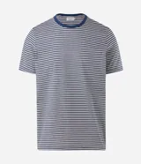 Remera de hombre marca Marfinno confeccionada en algodón peruano, con diseño de rayas horizontales, cuello redondo azul en contraste y mangas cortas.