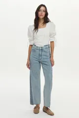 Pantalón jean recto color celeste con detalles de contraste en un tono de denim más oscuro en los laterales.