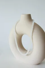 Collar de cuentas redondas de vidrio, color azul vibrante, con cierre metálico.