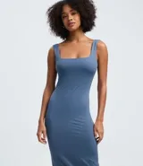 Vestido largo tipo midi de corte ajustado, confeccionado en poliamida con elastano. Presenta escote cuadrado, breteles anchos y una abertura lateral en el ruedo.