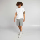 Bermudas deportivas grises de corte recto.
