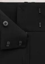 Pantalón de vestir negro de corte recto y tiro medio, confeccionado con mezcla de lana, viscosa, poliéster y elastano, con forro interno de viscosa.