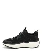 Sneaker Cat modelo Hasten Mesh, color negro con detalles en blanco y violeta. Presenta una combinación de malla y materiales sintéticos, con una suela de plataforma blanca y cordones jaspeados.