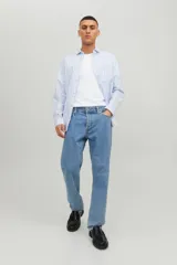 Camiseta blanca de manga corta y cuello redondo, marca Jack & Jones Essentials, de corte clásico.