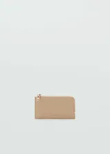 Porta documentos de efecto saffiano color beige, con múltiples ranuras para tarjetas, cierre de cremallera y logo en relieve.