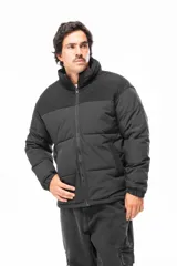 Campera puffer negra con diseño de paneles, cierre frontal completo y cuello alto. Presenta una textura diferenciada en la parte superior y bolsillos laterales.
