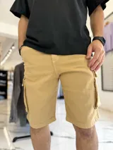 Bermuda de jean cargo color beige, con bolsillos laterales con solapa y corte holgado.