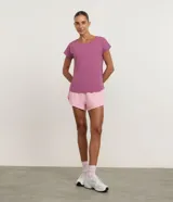 Remera deportiva Get Over de microfibra texturizada color rojo, con mangas cortas, cuello redondo y corte holgado.