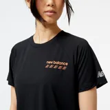 Remera deportiva negra de manga corta, con logo estampado en el pecho y paneles de malla en los laterales.