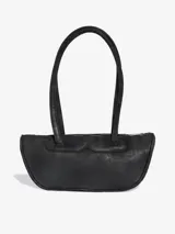 Bolso de hombro estilo bowling de Adidas, color negro con efecto desgastado, asas largas, detalles de remaches metálicos y el logo del Trifolio grabado en el frente.