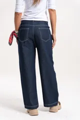 Pantalón de jean azul oscuro de corte recto y tiro medio-alto, con costuras a la vista en color blanco que resaltan el diseño.