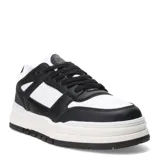 Championes urbanos de diseño bicolor en blanco y negro, con suela de plataforma robusta y cordones al tono.