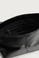 Bandolera negra con acabado craquelado, solapa frontal y cierre metálico giratorio. Cuenta con detalle de charms colgantes en el lateral y correa ajustable para el hombro.