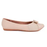 Zapato chatita de cuero color beige, con detalle de panel textil en el empeine y un pequeño moño decorativo en la puntera.
