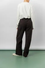 Pantalón de corte relajado y pierna recta, confeccionado en tejido tipo corderoy liviano. Presenta cintura elastizada con cordón ajustable y diseño de silueta amplia.