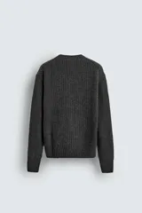 Jersey de corte relajado confeccionado en una mezcla de algodón y lana. Presenta cuello redondo, manga larga y acabados en rib en puños y bajo.