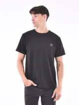 Remera negra de corte clásico con textura tipo waffle y logo pequeño en el pecho.