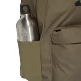 Mochila Adidas color verde oliva con logo de las tres barras en degradé de grises. Tiene un bolsillo frontal con cierre, bolsillos laterales sin cierre y correas acolchadas ajustables.