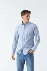 Camisa celeste a rayas verticales blancas, de corte slim fit, con cuello abotonado y logo bordado en el pecho.