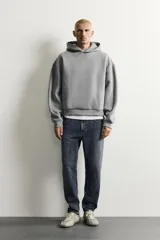 Jeans de corte slim cropped confeccionados en denim de algodón rígido con efecto lavado. Presentan tiro medio, cierre frontal con cremallera y botón, y diseño clásico de cinco bolsillos.