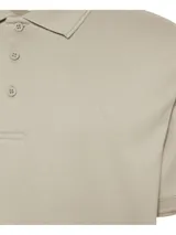Chomba de manga corta Calvin Klein, confeccionada en punto de algodón, con cuello y puños acanalados, cartera de tres botones y monograma de la marca bordado en relieve en el pecho.