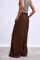 Pantalón palazzo azul con cintura elastizada y cordón ajustable.