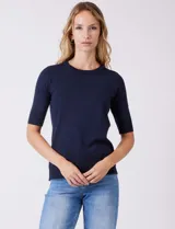 Buzo de tejido fino en color azul marino, con cuello redondo y mangas cortas con puños acanalados.