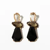 Aros colgantes con piezas geométricas de cristal transparente, marrón y negro, con engarce dorado.