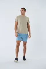 Short de baño con estampado de líneas curvas en tonos azules, cintura elástica con cordón ajustable, bolsillos laterales y bolsillo trasero. Incluye suspensor interno y logo bordado.