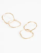 Par de aros colgantes dorados con forma de argollas irregulares.