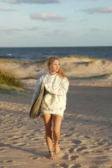 Hoodie blanco natural con capucha y estampa en la espalda con la leyenda "RIDE glassywaves", corte oversize y mangas largas.