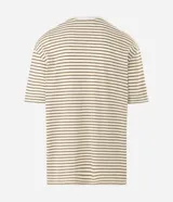 Remera boxy de hombre con diseño de rayas finas horizontales en tonos claros, cuello redondo y mangas cortas.