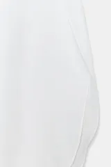 Pantalón confeccionado en lino 100%, de tiro medio con cintura elástica ajustable mediante cordones y bajo redondeado con aberturas laterales.