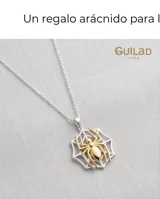 Collar de acero con cadena de eslabones finos y dije circular con diseño de telaraña y una araña dorada en el centro, inspirado en Spiderman.