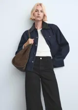 Jeans wide leg negros de tiro medio, con diseño de pernera ancha y terminación desmechada en el bajo.