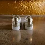 Sneakers de cuero natural y dorado con cierres de velcro, puntera con animal print de leopardo, y detalles pintados a mano.