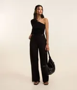 Blusa negra de viscosa con escote asimétrico de un solo hombro y manga larga.